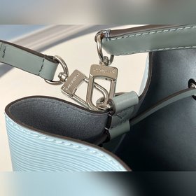 Сумка LV модели M56212 NéoNoé BB продолжает классический дизайн с