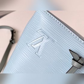 Сумка LV модели M56212 NéoNoé BB продолжает классический дизайн с
