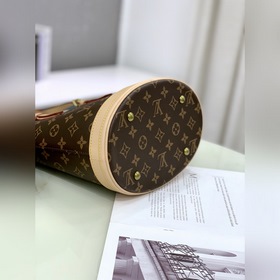 LV подержанная сумка-ведро Модель： M42238 Изготовлена из мягкой т