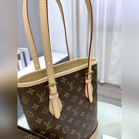 LV подержанная сумка-ведро Модель： M42238 Изготовлена из мягкой т