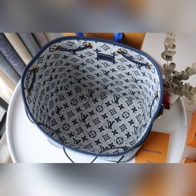LV Артикул： M59606 Джинсовый синий Эта сумка-бакет изготовлена