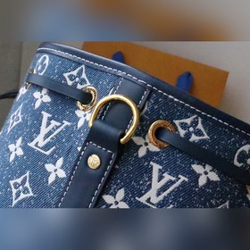 LV Артикул： M59606 Джинсовый синий Эта сумка-бакет изготовлена