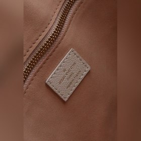 LV Артикул： M46102 Средняя сумка Эта сумка среднего размера изго