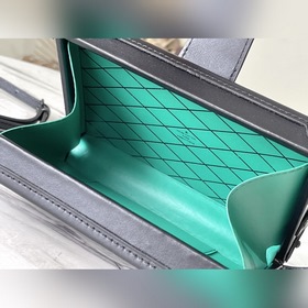 LV Артикул： M20353 Зеленая сумка Знаковый дизайн В данной модели