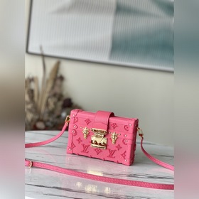 LV Артикул： M20745 Розовая сумка-бокс косой ручкой Эта сумка изг