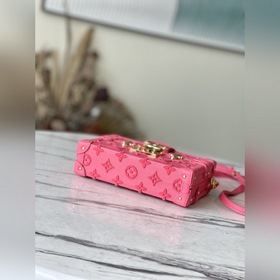 LV Артикул： M20745 Розовая сумка-бокс косой ручкой Эта сумка изг