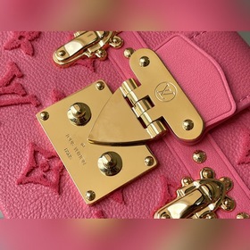 LV Артикул： M20745 Розовая сумка-бокс косой ручкой Эта сумка изг