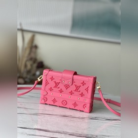 LV Артикул： M20745 Розовая сумка-бокс косой ручкой Эта сумка изг