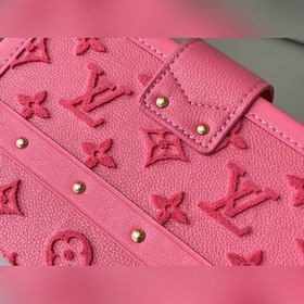 LV Артикул： M20745 Розовая сумка-бокс косой ручкой Эта сумка изг