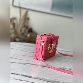LV Артикул： M20745 Розовая сумка-бокс косой ручкой Эта сумка изг