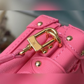 LV Артикул： M20745 Розовая сумка-бокс косой ручкой Эта сумка изг