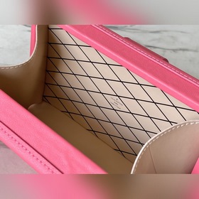 LV Артикул： M20745 Розовая сумка-бокс косой ручкой Эта сумка изг