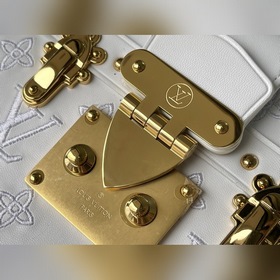 LV Модель： M20847 Белая сумка-коробка Эта сумка изготовлена из к