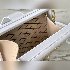 LV Модель： M20847 Белая сумка-коробка Эта сумка изготовлена из к
