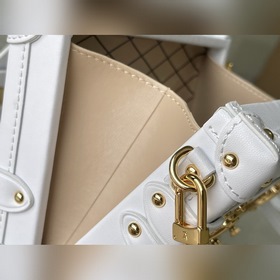 LV Модель： M20847 Белая сумка-коробка Эта сумка изготовлена из к