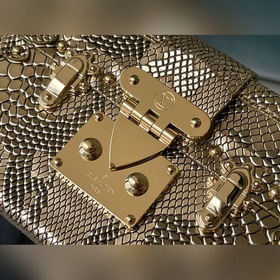 LV Артикул： M44199 Золотая сумка-коробка с узором кожи питона Эт