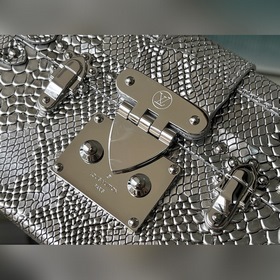 LV Артикул： M44199 Серебристая сумка-коробка с узором кожи питон