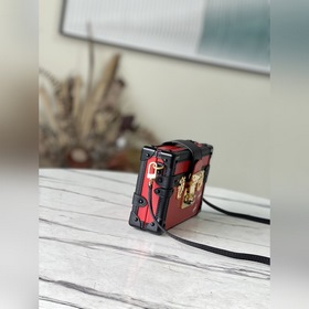 LV Артикул： M59179 Красная сумка-коробка От формы сумки до фирме