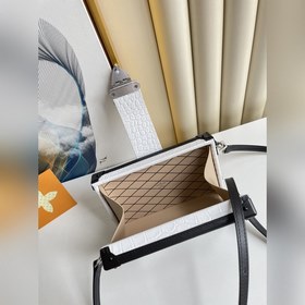 LV « » Артикул： N93817 40273 Белый крокодил PETITE MALLE BOX Кор