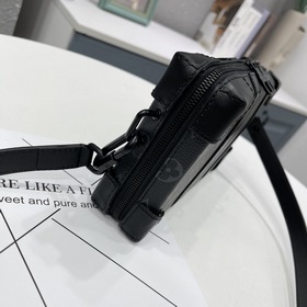 LV Trunk Wallet Артикул： M69838 Сумка изготовлена из классическо