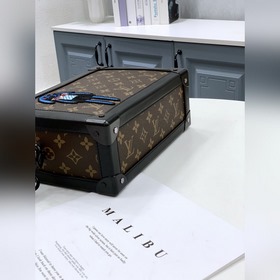 LV Артикул M45619 Сумка-коробка  Не подчиняясь традиционным эст