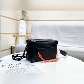 LV Артикул： 44480 Черная кожаная сумка из серии Boxes MINI SOFT 
