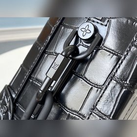 LV Модель M44478 Сумка SOFT TRUNK из кожи с крокодиловым узором 