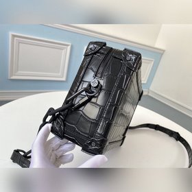 LV Модель M44478 Сумка SOFT TRUNK из кожи с крокодиловым узором 