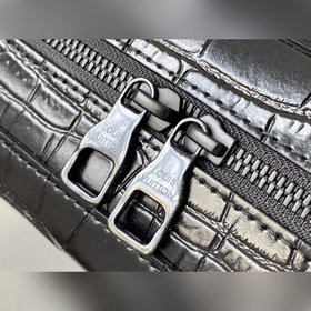 LV Модель M44478 Сумка SOFT TRUNK из кожи с крокодиловым узором 