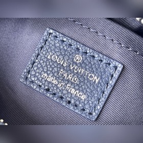 LV Артикул： M20557 Сумка-бокс через плечо Этот авангардный аксес