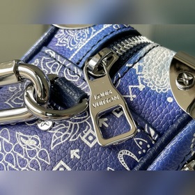 LV Артикул： M20557 Сумка-бокс через плечо Этот авангардный аксес