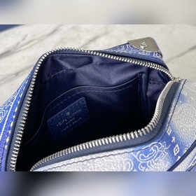LV Артикул： M20557 Сумка-бокс через плечо Этот авангардный аксес
