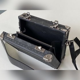 LV Артикул： M44157 Черный с цветочным узором Сумка-коробка Если
