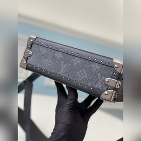 LV Артикул： M44157 Черный с цветочным узором Сумка-коробка Если