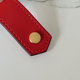 M69761 Красный Новый кожаный чехол для карт Этот лаконичный и эле