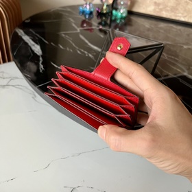 M69761 Красный Новый кожаный чехол для карт Этот лаконичный и эле