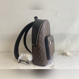 M40349 Рюкзак Josh из ткани Monogram Macassar отличается лаконичн