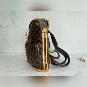 M40107 Рюкзак BOSPHORE. Этот рюкзак из ткани Monogram получил наз