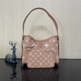 Новая модель M46298 CarryAll в розовом цвете. Компактная сумка из