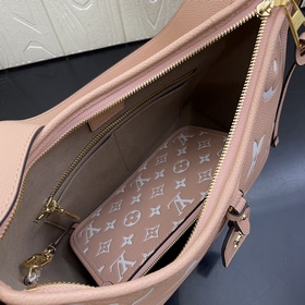 Новая модель M46298 CarryAll в розовом цвете. Компактная сумка из