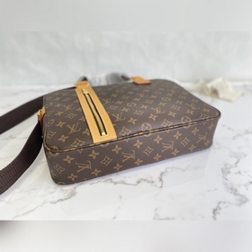M40043 Деловая сумка SAC BOSPHORE очень практична, может крепитьс