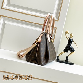 M44543RIVOLI BB Сумка Rivoli BB выполнена из ткани Monogram с акц