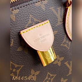 M44543RIVOLI BB Сумка Rivoli BB выполнена из ткани Monogram с акц