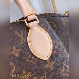 M44543RIVOLI BB Сумка Rivoli BB выполнена из ткани Monogram с акц