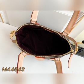 M44543RIVOLI BB Сумка Rivoli BB выполнена из ткани Monogram с акц