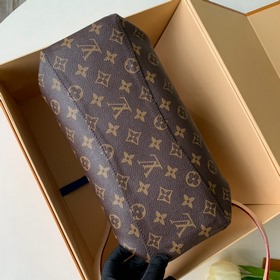 Сумка Rivoli BB-M44543 выполнена из ткани Monogram с акцентом на 