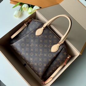 Средняя сумка Rivoli M44546 с акцентом на Monogram-канаве, котора