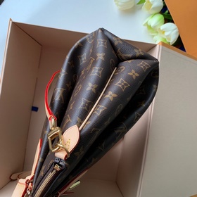 Средняя сумка Rivoli M44546 с акцентом на Monogram-канаве, котора