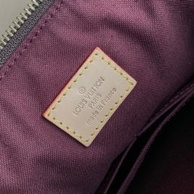 Средняя сумка Rivoli M44546 с акцентом на Monogram-канаве, котора