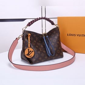 Мини-сумка Beaubourg Hobo с четкими линиямиз ткани Monogram и пле